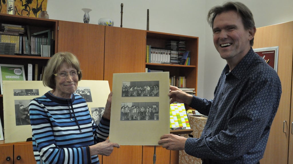 Schwelgen in Erinnerungen: Christel Heinemann und Falk Kindermann freuen sich auf die Festwoche zum 70-jährigen Bestehen der Musikschule. Foto: Jörg Schulze