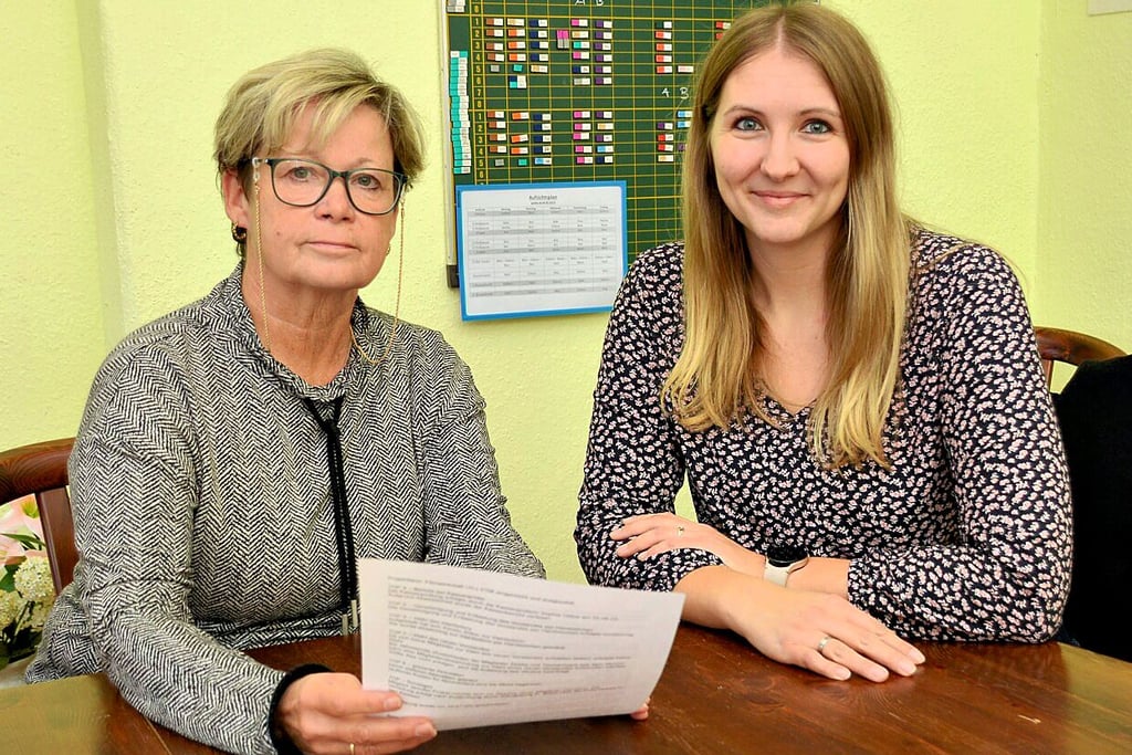 Schulleiterin Kerstin Böker und Jennifer Probst im Gespräch.