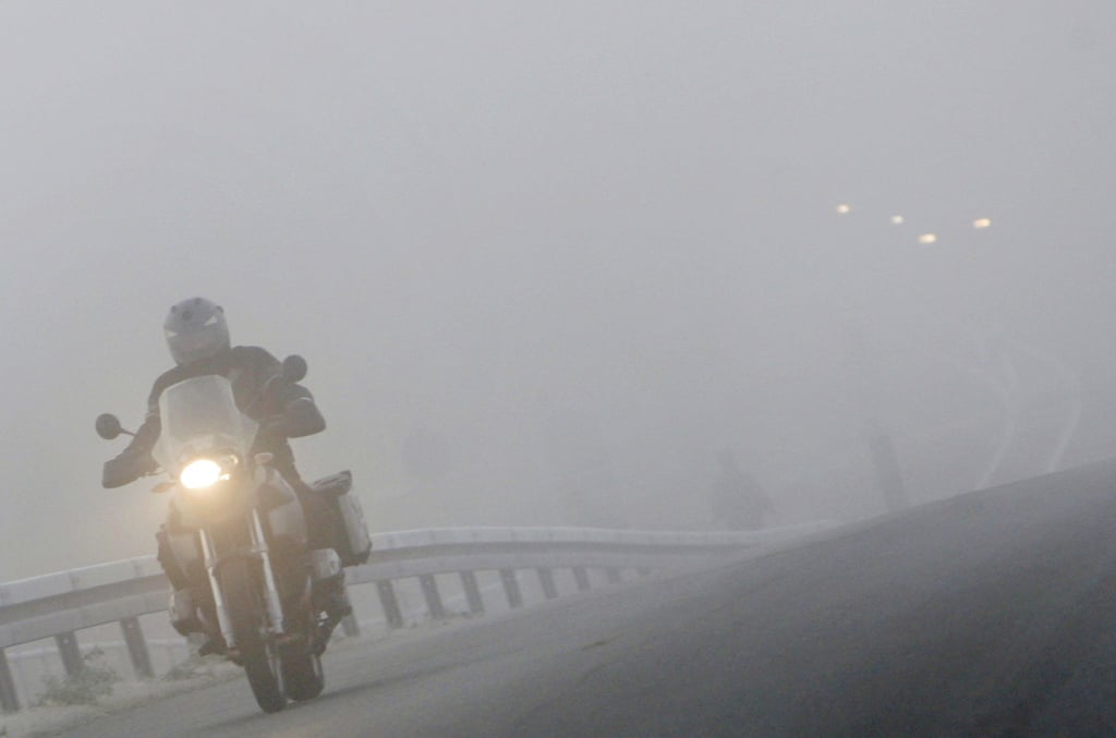 Wer im Herbst noch auf sein Motorrad springt, sollte mit Nebel rechnen - und wissen, wie er am besten reagiert.