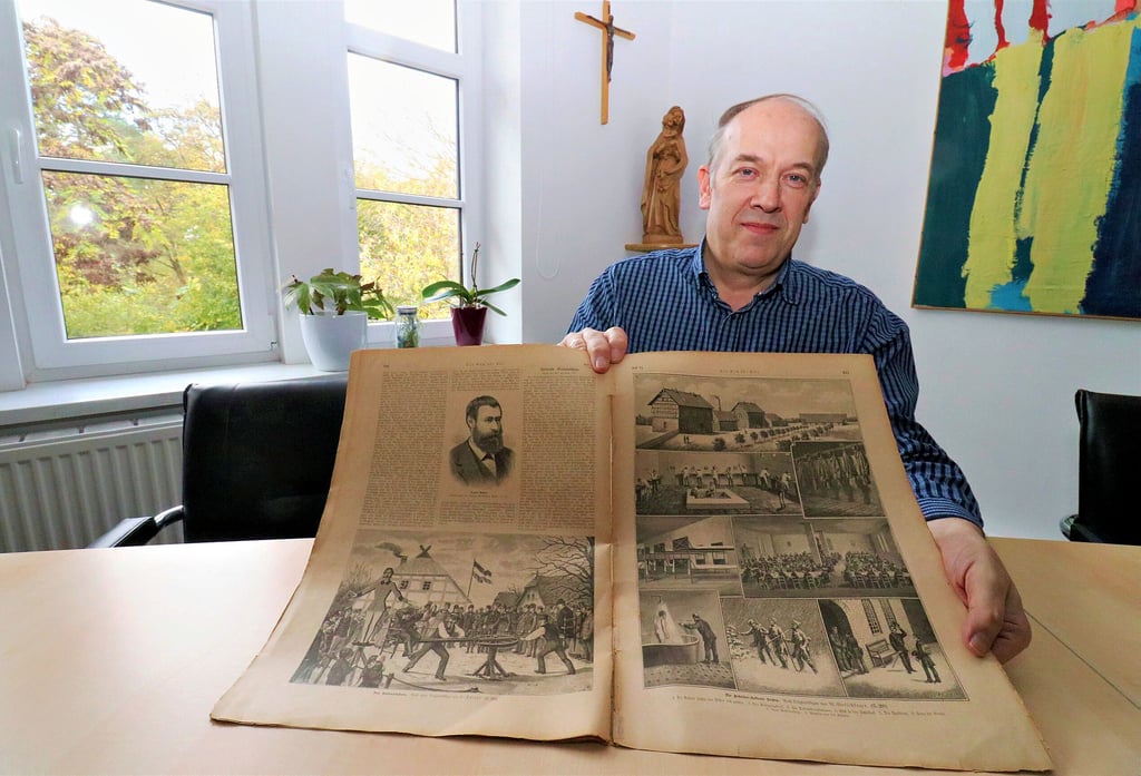 Diakon Andreas Gebhardt, Leiter des Diest-Hofes in Seyda, zeigt hier ein historisches Dokument. Im Jahre 1888 erschien in der Zeitschrift „Buch für alle“ ein Text und eine Bilderseite zu dem damals seit fünf Jahren bestehenden Diest-Hof.