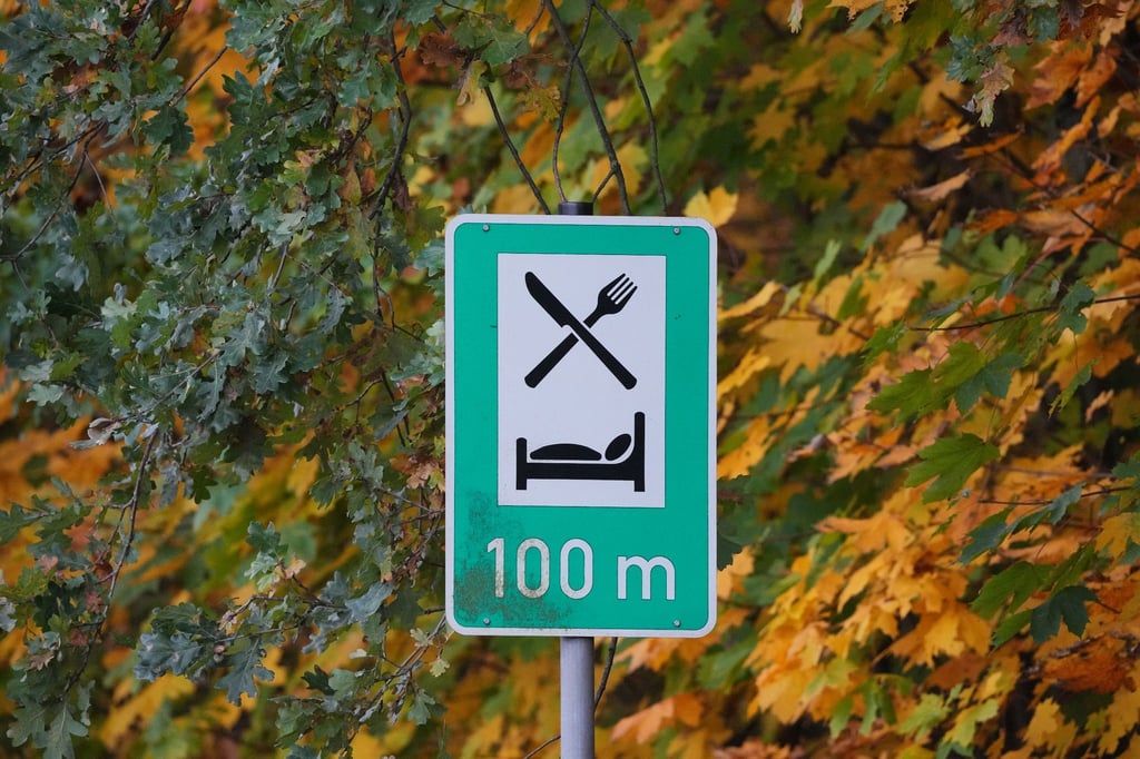 Ein Schild weist auf die Möglichkeit zum Essen und Übernachten hin: Die Übernachtungszahlen steigen.