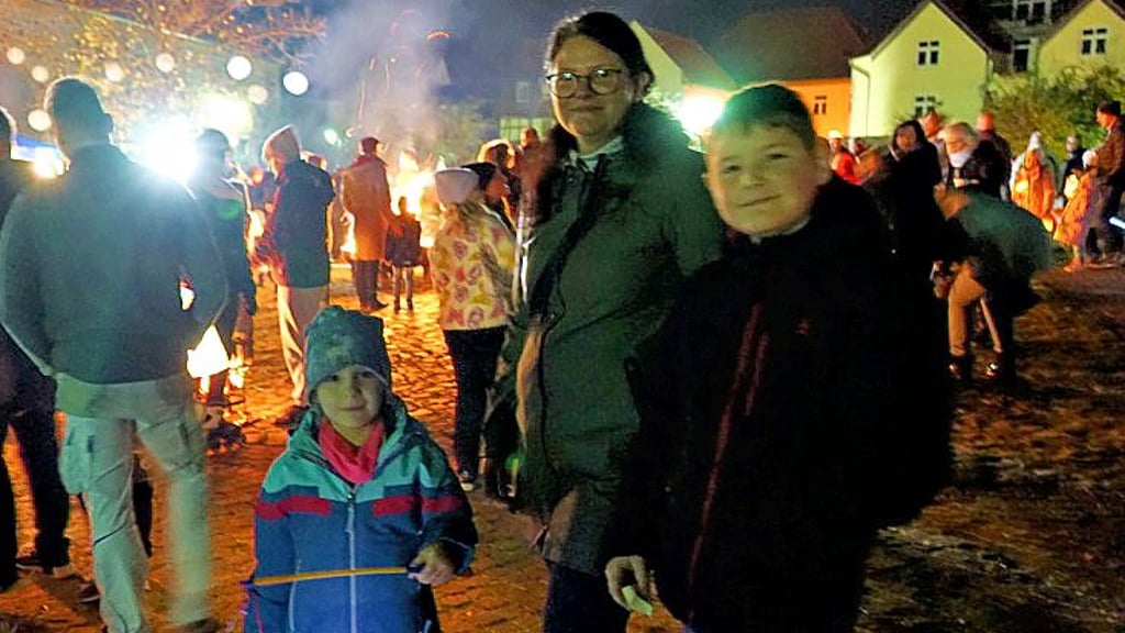 Thea, Susann und Jonathan Rudolph hatten sich in den Zug eingereiht.