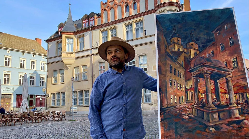 Bertram Freihube mit einem seiner Wittenberg-Bilder, er wird am Sonntag ausgezeichnet.