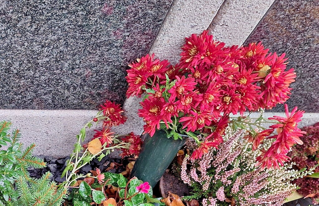Ein Blumenstrauß vor einer Urnenstelenanlage auf dem Neustädter Friedhof in Klötze. Da die Anzahl der Blumen- und Kranzgebinde sowie anderer Gegenstände vor den beiden Anlagen enorm zugenommen hat, hat die Stadtverwaltung diese gereinigt.