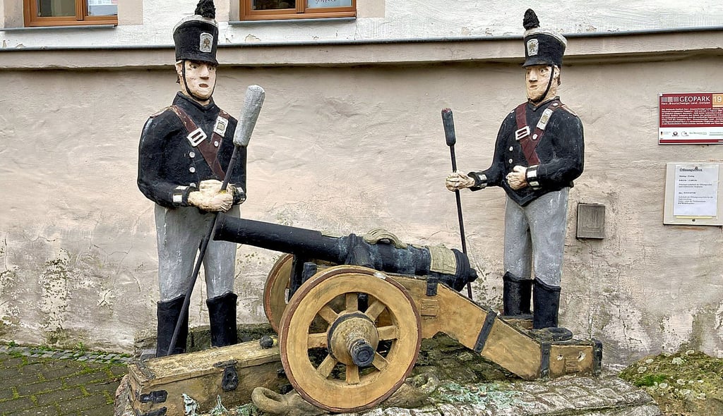 Soldaten an einer Kanone