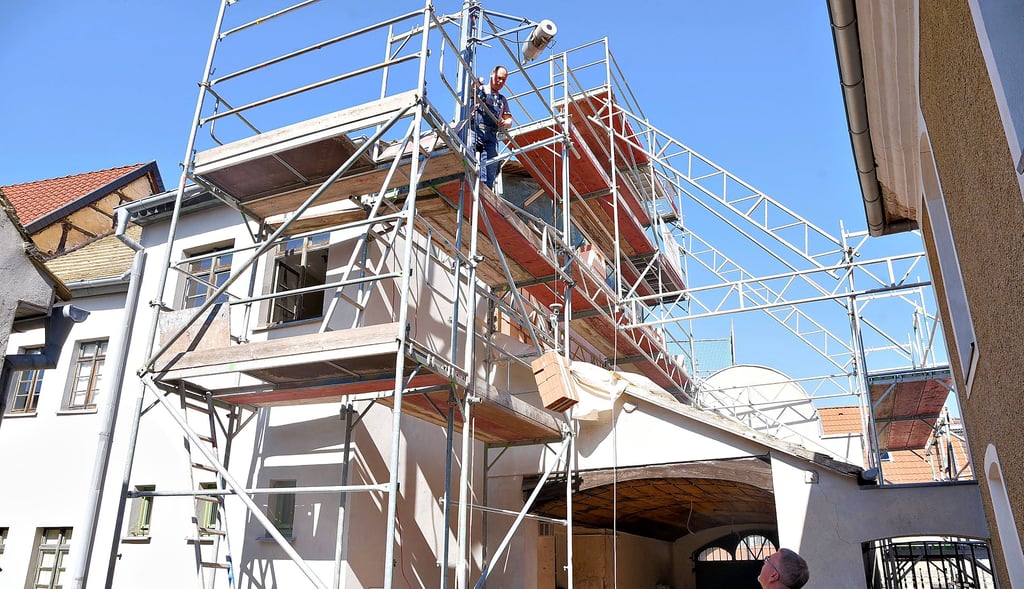 Zu den ersten größeren Baumaßnahmen gehörte die Rettung des Giebels, der sich bedrohlich neigte. Das war 2020/21.