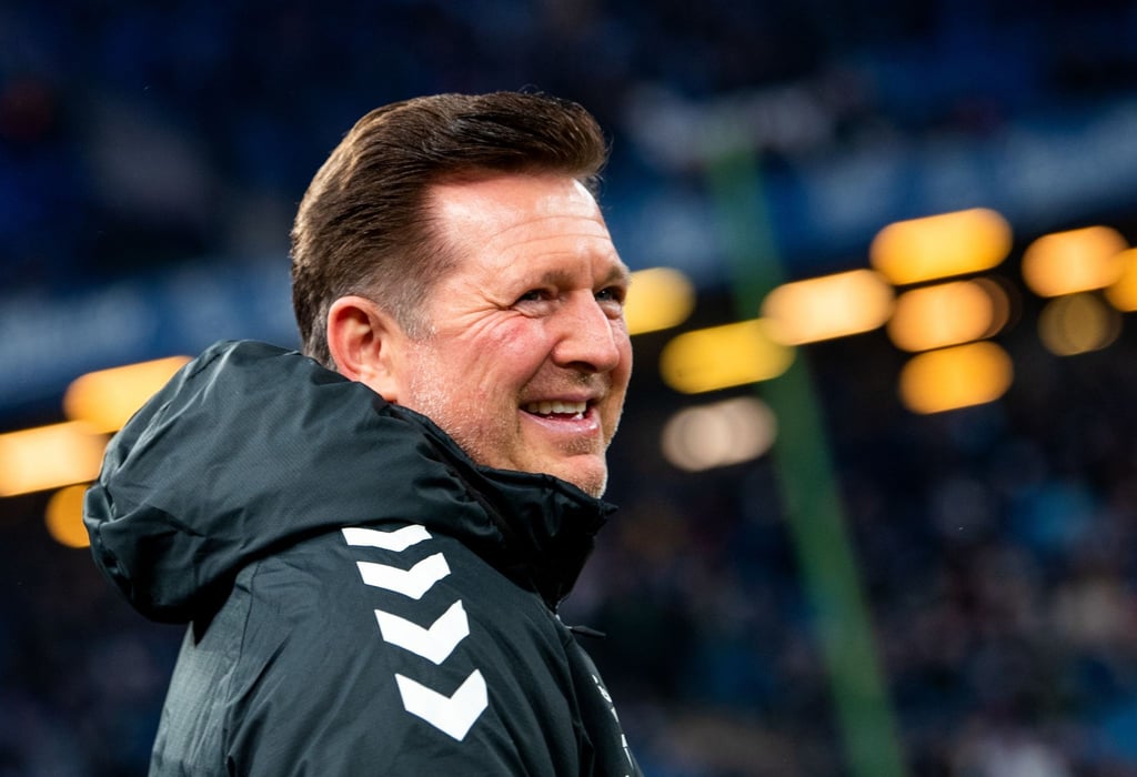 Magdeburgs Trainer Christian Titz lacht vor dem Spiel.