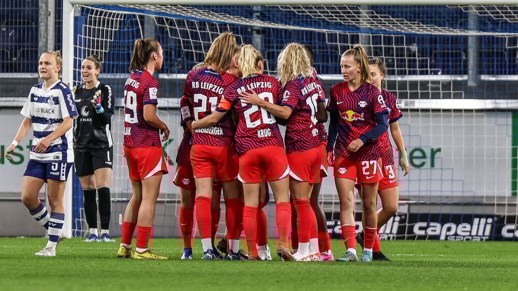 Die RB-Spielerinnen bejubeln das Tor beim 1:1 gegen Duisburg.