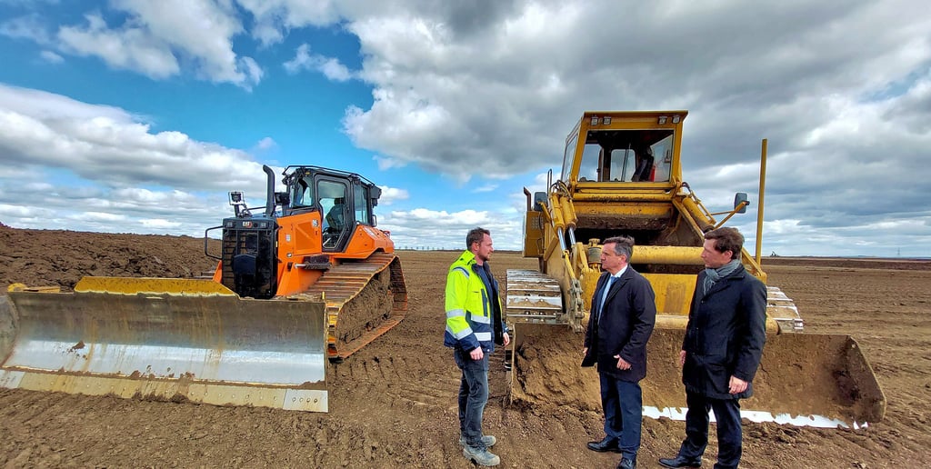 Oberbürgermeister Daniel Szarata und Landrat Thomas Balcerowski im Gespräch mit Matthias Merkhoffer vom Generalunternehmer Goldbeck (von rechts) beim offiziellen Start für den Aufbau des Daimler-Truck-Standortes in Halberstadt.