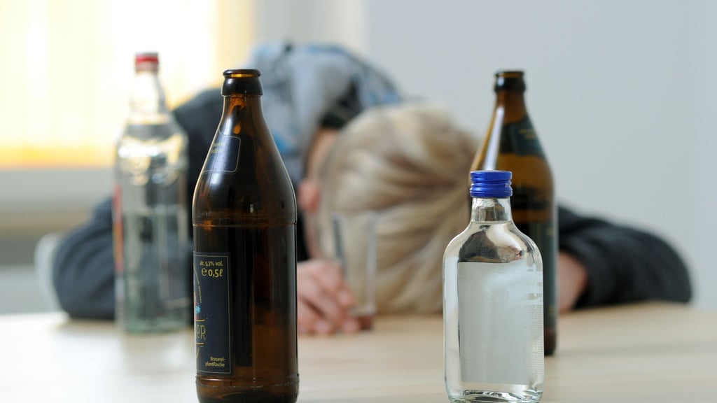 Aua, das gibt morgen Kopfschmerzen. Eltern sprechen ungesundes Trinkverhalten ihrer Kinder besser erst an, wenn diese wieder nüchtern sind.