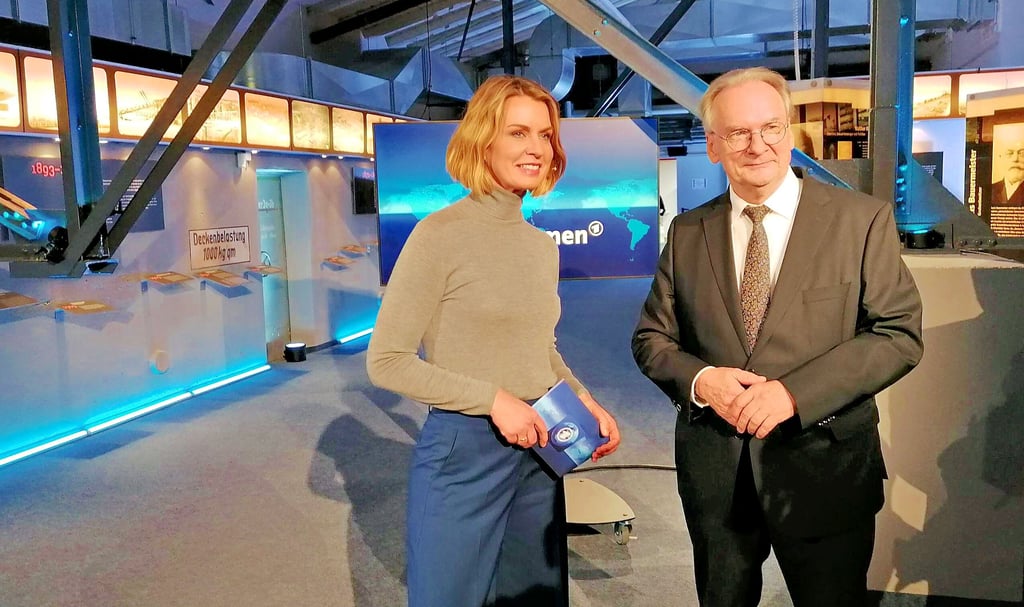 Zu den Tagesthemen aus dem Industrie- und Filmmuseum Wolfen begrüßte Moderatorin Jessy Wellmer auch Ministerpräsident Reiner Haseloff.