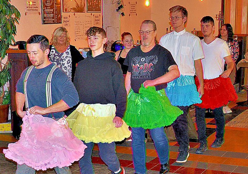 Das Männerballett „Salzlanddancer “des 1. Carnevals-Vereins Staßfurt, zu dem auch Justin Walther (Zweiter von links) gehört, wird auch im kommenden Jahr wieder bei der Meisterschaft mitmachen.