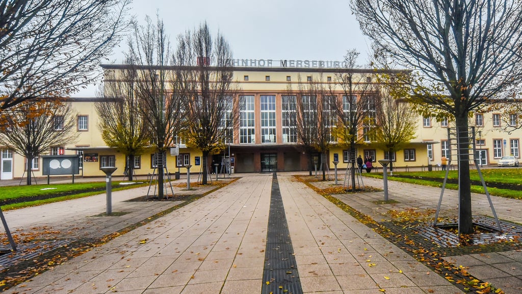 Die Bundespolizei hat am Donnerstag am Bahnhof Merseburg einen 17-Jährigen kontrolliert, der eine Schreckschusswaffe und mutmaßliche Drogen bei sich trug.
