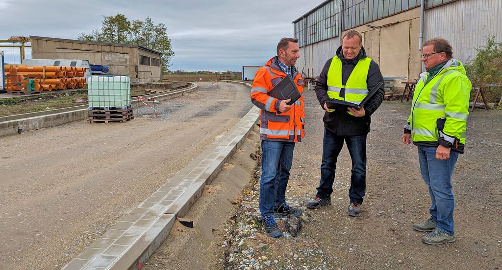 Einmal wöchentlich findet zum Bau der Gewerbegebietsstraße von der Bundesstraße 1 zum Gewerbegebiet Königsborn eine Bauberatung statt. Im Gewerbegebiet sind für die künftige Straße teilweise schon Borde und Gossen gesetzt.