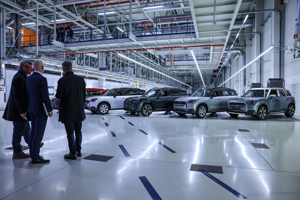 Verschiedene Varianten des BMW Mini Countryman stehen im BMW Group Werk Leipzig.
