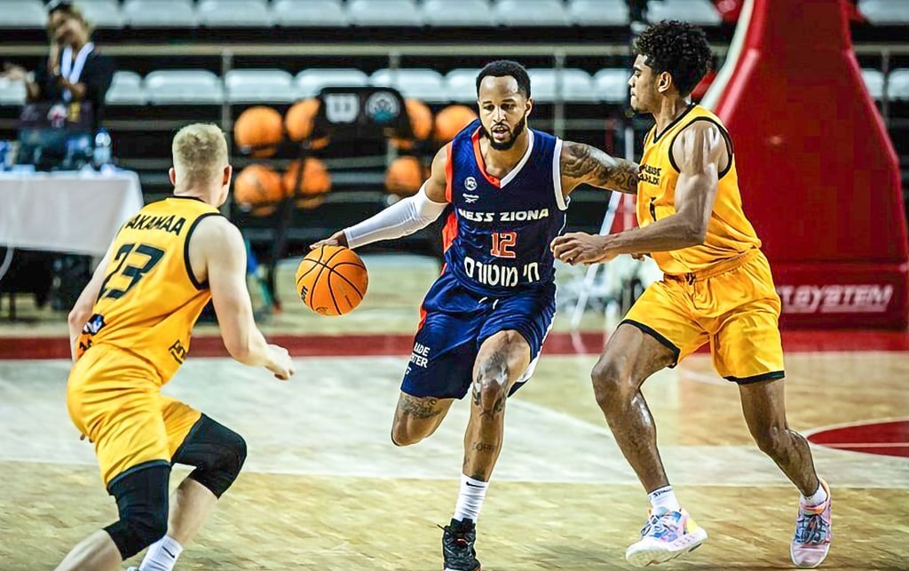 Vincent Edwards (Bildmitte) wechselt zum Syntainics MBC.