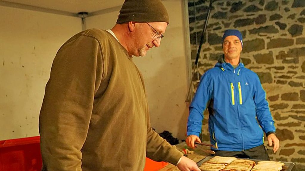 Michael Heu und Swen Kleinau vom Kanuverein hatten am Grill gut zu tun.