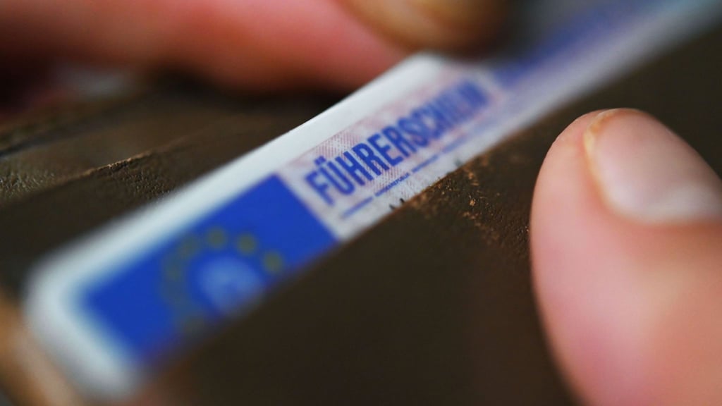 Große Umtauschaktion - auch bei Ihnen? Millionen von Führerscheindokumenten sind von einem Zwangsaustausch betroffen, der schon angelaufen ist und in verschiedenen Wellen erfolgt.