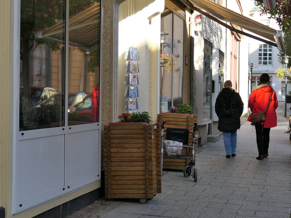 Der Rollator muss in vielen Geschäften in Staßfurt draußen bleiben. Dennoch loben Senioren die Händler für ihre Hilfsbereitschaft.