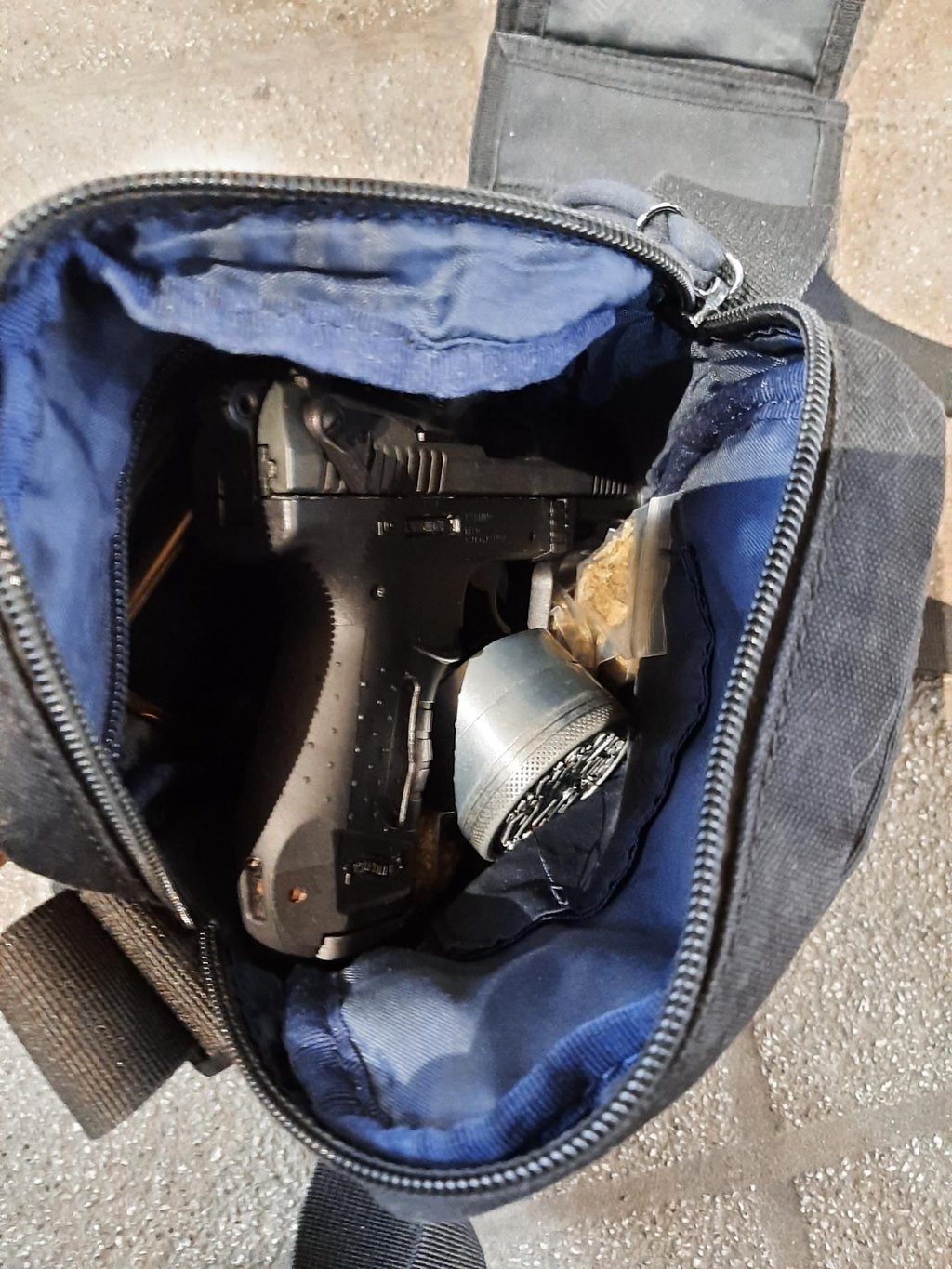 Bei dem jungen Mann wurden in Merseburg eine Schreckschusswaffe sowie Drogen gefunden.