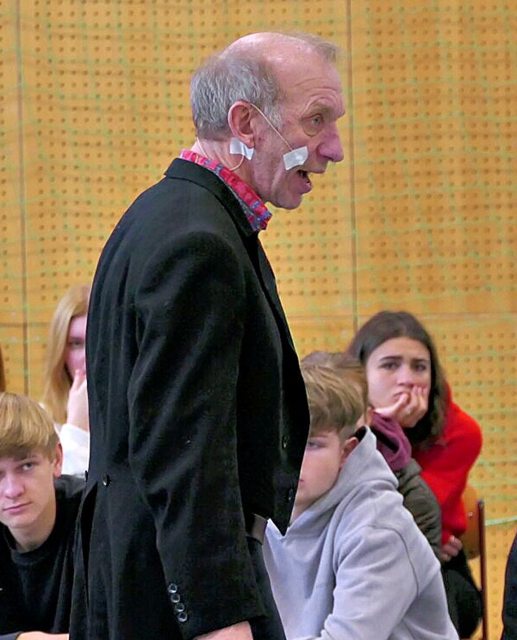 Reimund Groß hat vor den Schülern „Die Verwandlung“ aufgeführt.