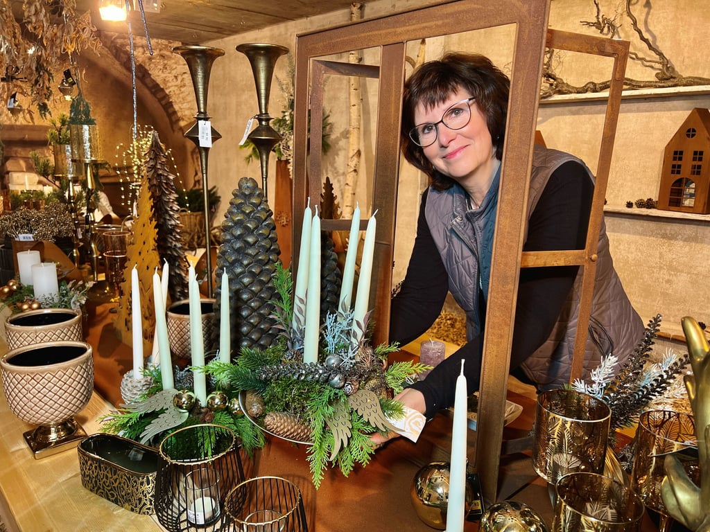 Annett Langenberg in der Ausstellung in Alsleben.