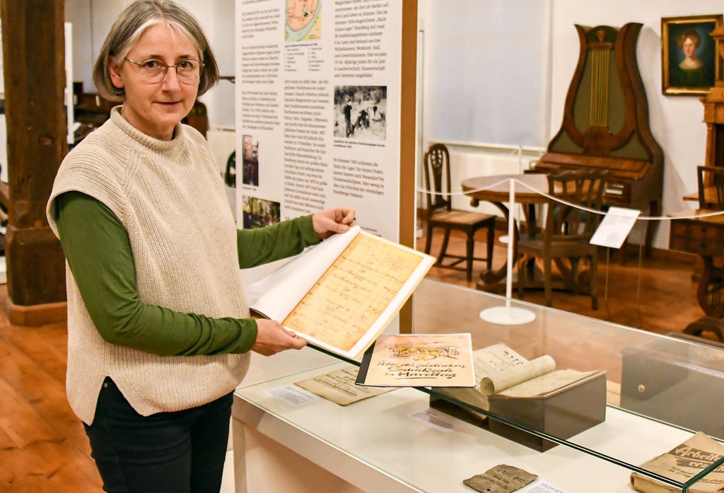 In der Ausstellung zur Stadtgeschichte im Prignitz-Museum Havelberg gibt es Dokumente und Informationen zum jüdischen Leben seit dem Mittelalter. Museumsleiterin Antje Reichel forscht seit 30 Jahren dazu und ist froh über jedes Puzzleteilchen, mit dem Wissenslücken geschlossen werden können.