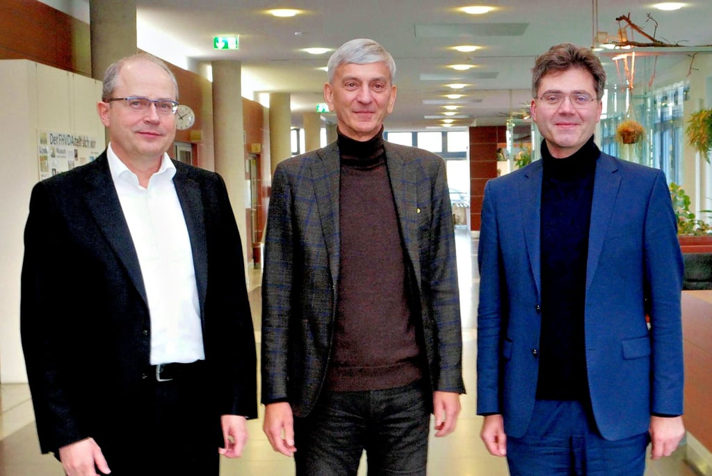 Stadt und Klinikum stehen fest zusammen: Verwalltungsdirektor André Dyrna, der Ärztliche Direktor Dr. Joachim Zagrodnick und Oberbürgrmeister Robert Reck demonstrieren Einigkeit auch in schwierigen Zeiten.