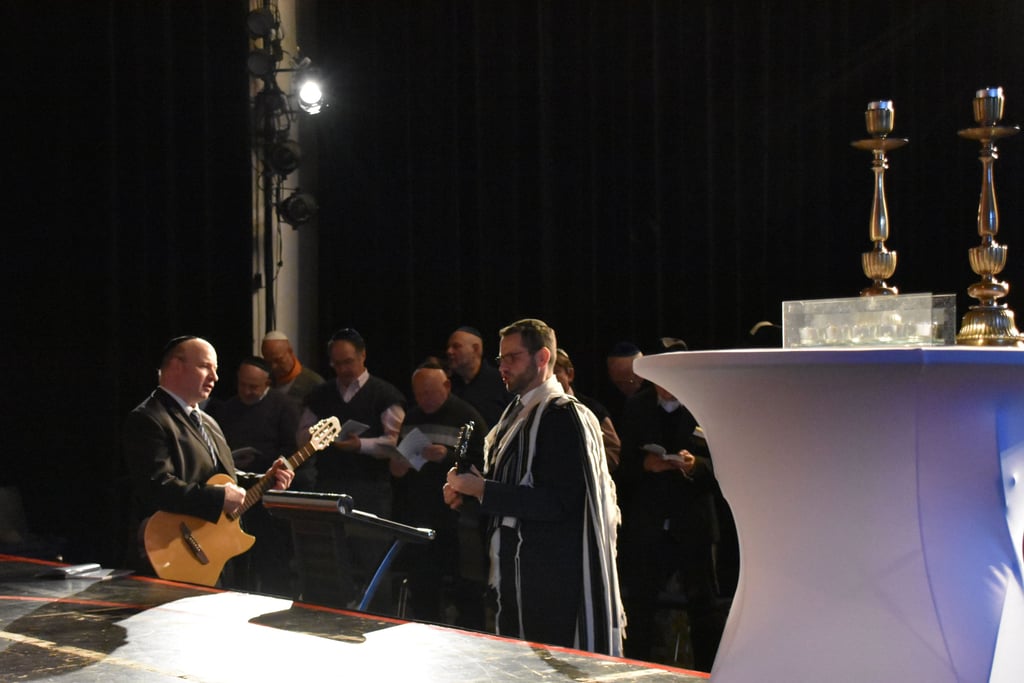 Landesrabbiner Daniel Fabian (l.) und Militärbundesrabbiner Zsolt Balla (r.) gestalten am Freitagabend im Puschkinsaal den Beginn des Schabbat musikalisch.
