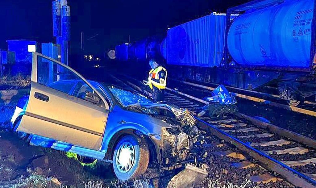 Im Januar kommt es zu einem schweren Unfall, als ein Auto die Schranken eines Bahnübergangs bei Sachsendorf umfährt. Der Fahrer des Wagens ist nun im Schönebecker Amtsgericht angeklagt.