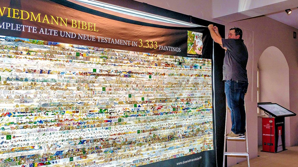 Die Ausstellung „Die Wiedmann-Bibel – Die längste gemalte Bibel der Welt“ wird im Alten Rathaus in Wittenberg gezeigt, hier: der Aufbau.