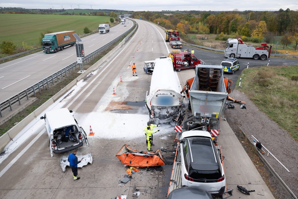 Unfallstelle auf der A4 bei Wilsdruff: Bei dem Unfall waren ein Gefahrgut-Laster sowie zwei weitere Lastwagen beteiligt.