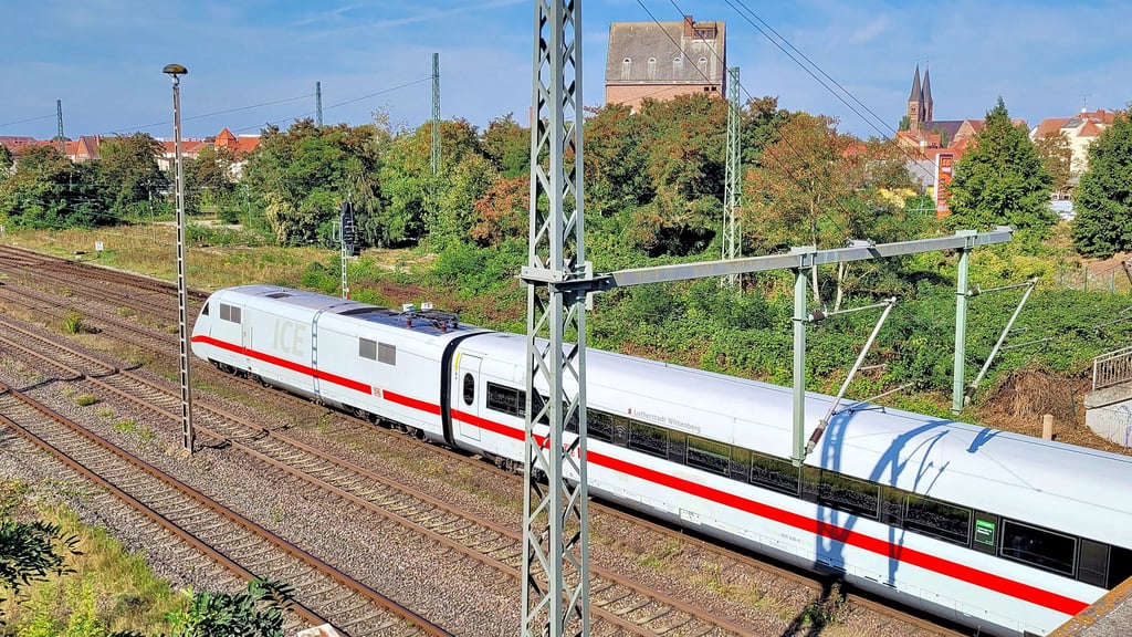 Stendal erhält ab dem 10. Dezember eine neue ICE-Verbindung, die baubedingt aber erst ab 1. März 2024 fährt. Die Ersatz-ICE fahren täglich im Zwei-Stunden-Takt, informiert die Deutsche Bahn.