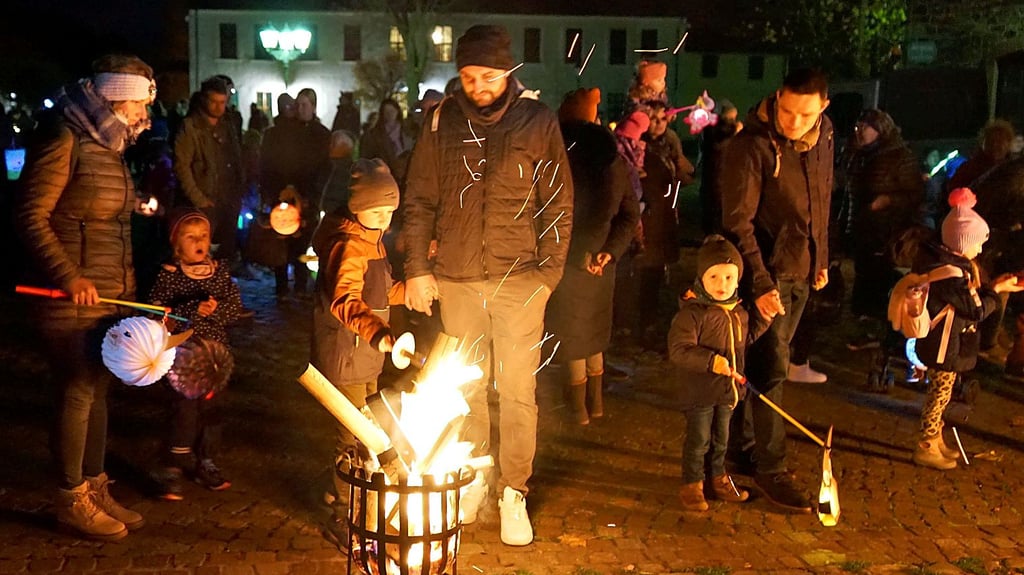 Auf der Schlossdomäne wärmten Feuerkörbe.