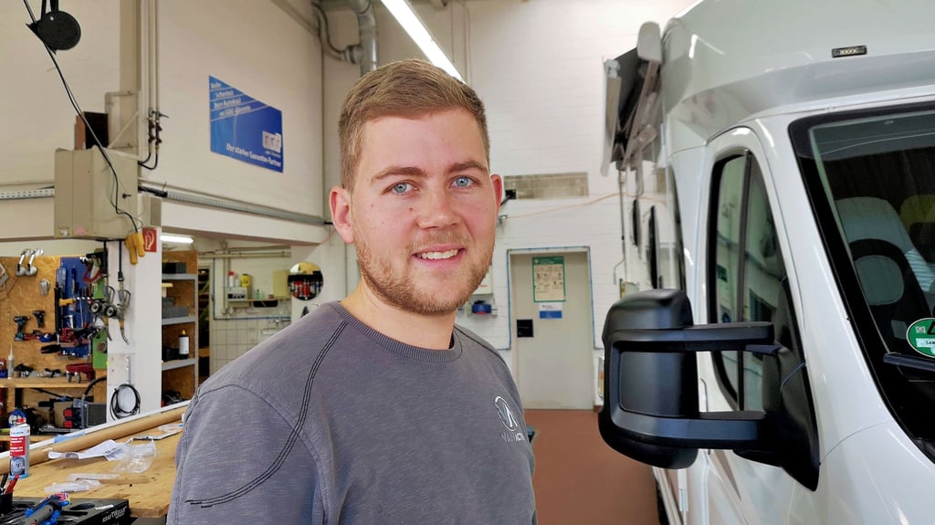 Hannes Wißwe neben einem Wohnmobil in seiner Camperwerkstatt Vanactive in Salzwedel.