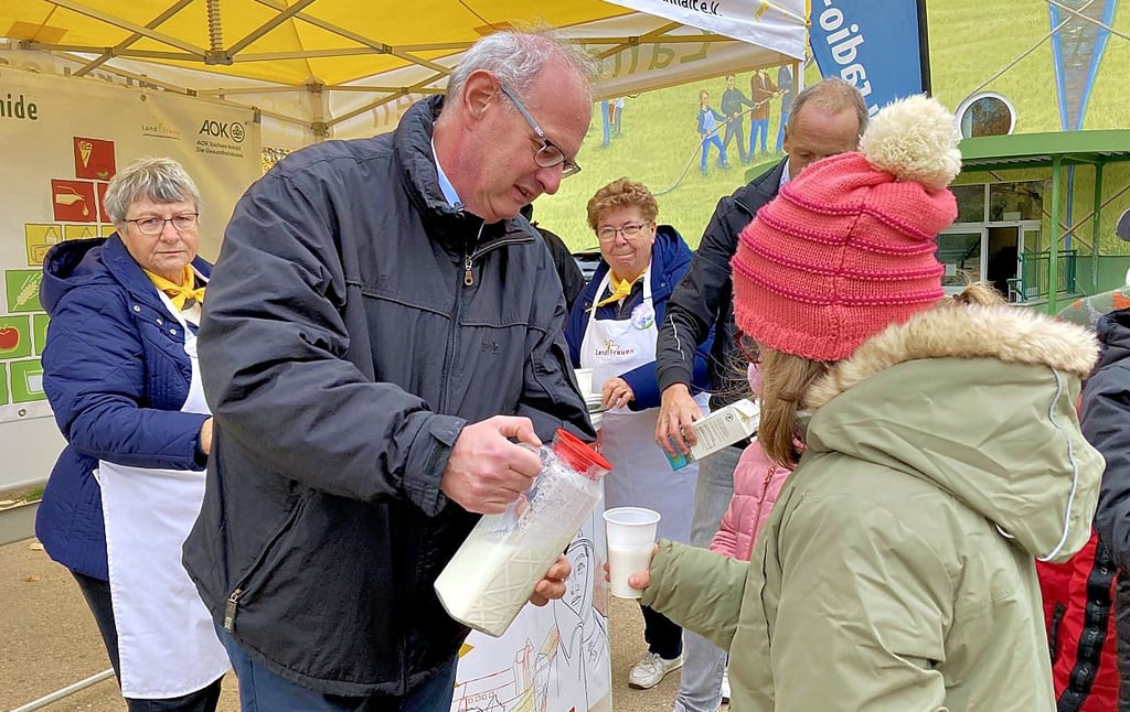 Staatssekretär Gerd Zender half beim Ausschenken der Milch.