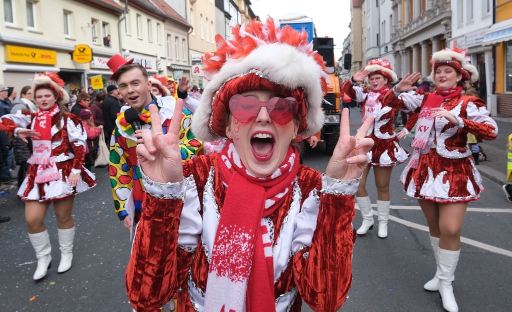 Karnevalistinnen tanzen durch das Stadtzentrum von Köthen.