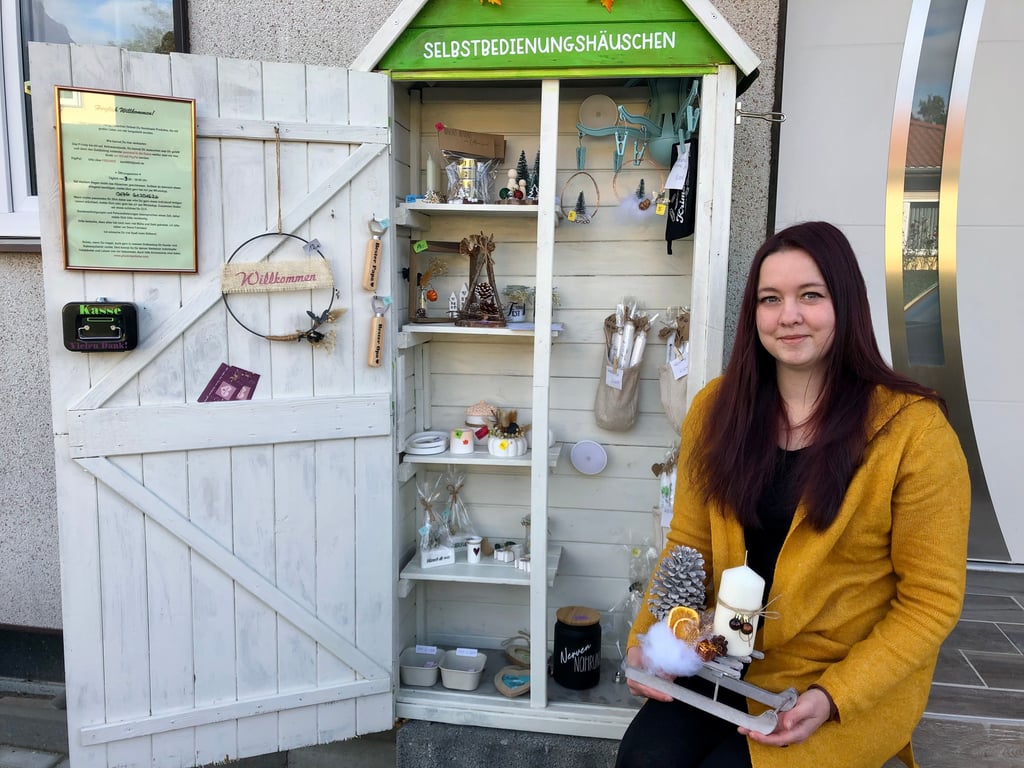 Daniela Dockhorn hat in Grosskayna ein Selbstbedienungshäuschen mit handgemachter Deko und Geschenkartikeln bestückt.