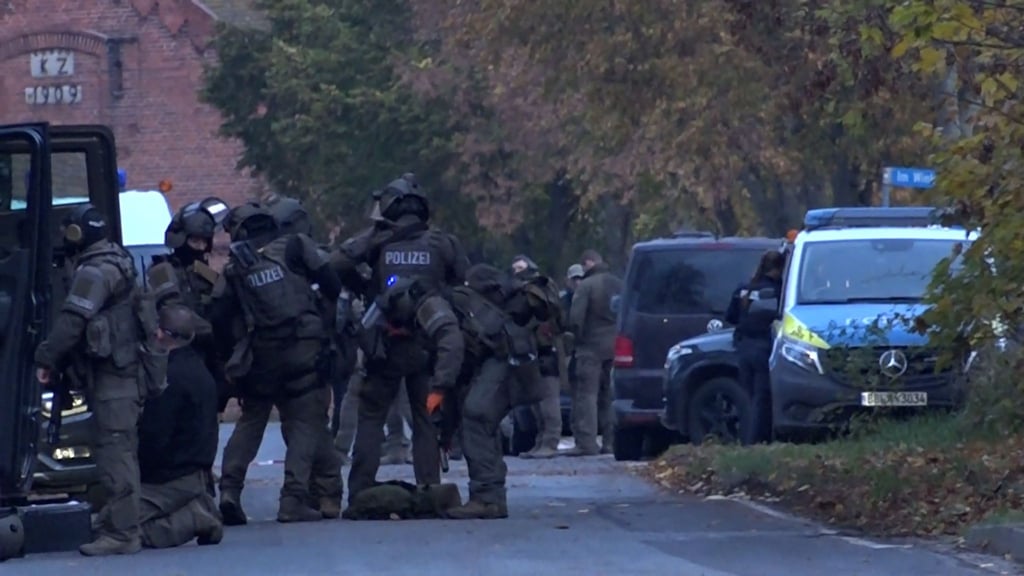 Ein Spezialeinsatzkommando der Polizei bereitet sich auf den Einsatz vor.