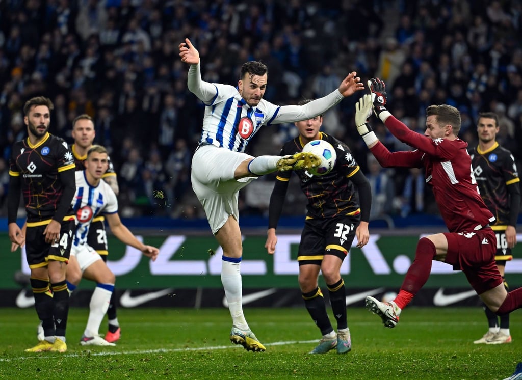 Herthas Haris Tabakovic (M) scheitert mit seinem Schuss an KSC-Torwart Patrick Drewes (r).