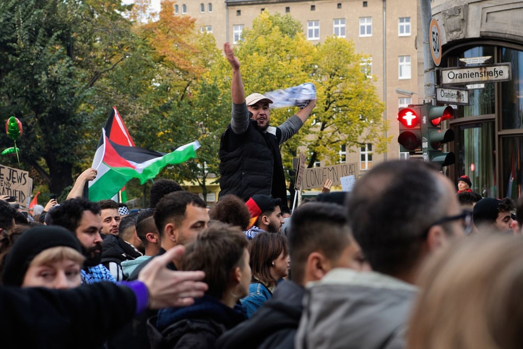 Mehr als 2000 Menschen zogen bereits am 28.10. bei einer pro-palästinensischen Demonstration unter starkem Polizeischutz durch Kreuzberg.