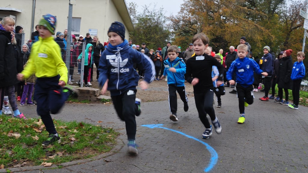 17. Crosslauf des Kanu-Klubs Börde Magdeburg am 11.11.2023: Als erste waren die Jungen der Jahrgänge 2017 und jünger an den Start gegangen.