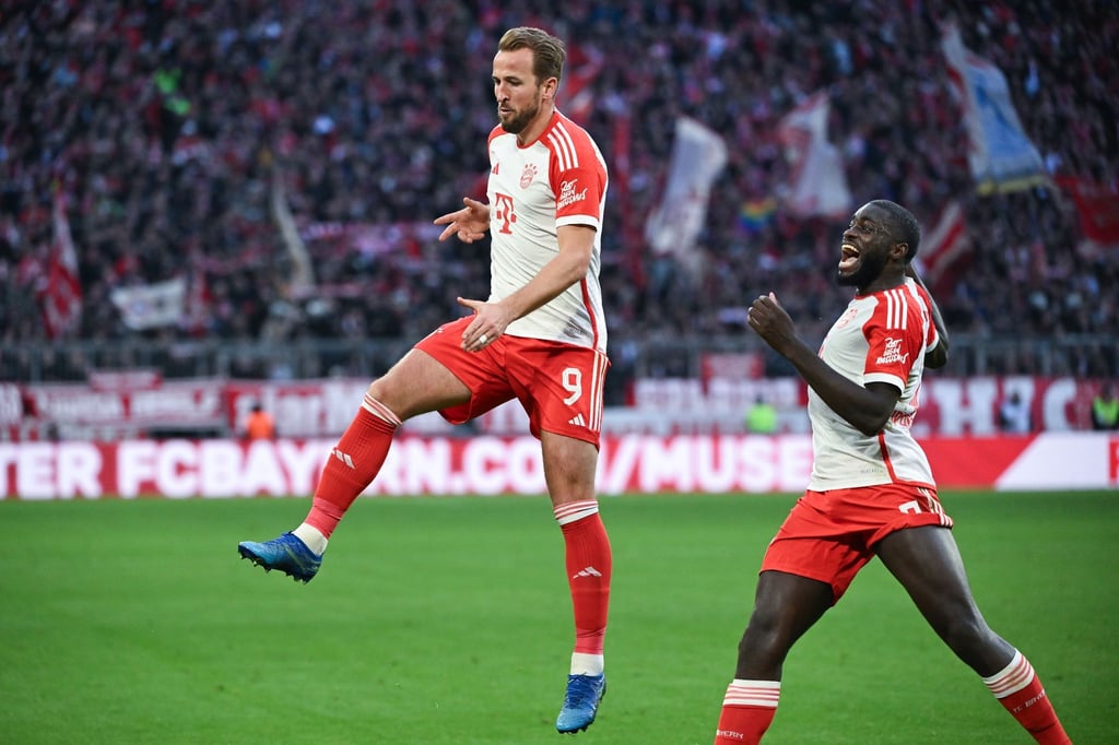 Harry Kane (l) schoss die ersten beiden Tore der Bayern gegen Heidenheim.