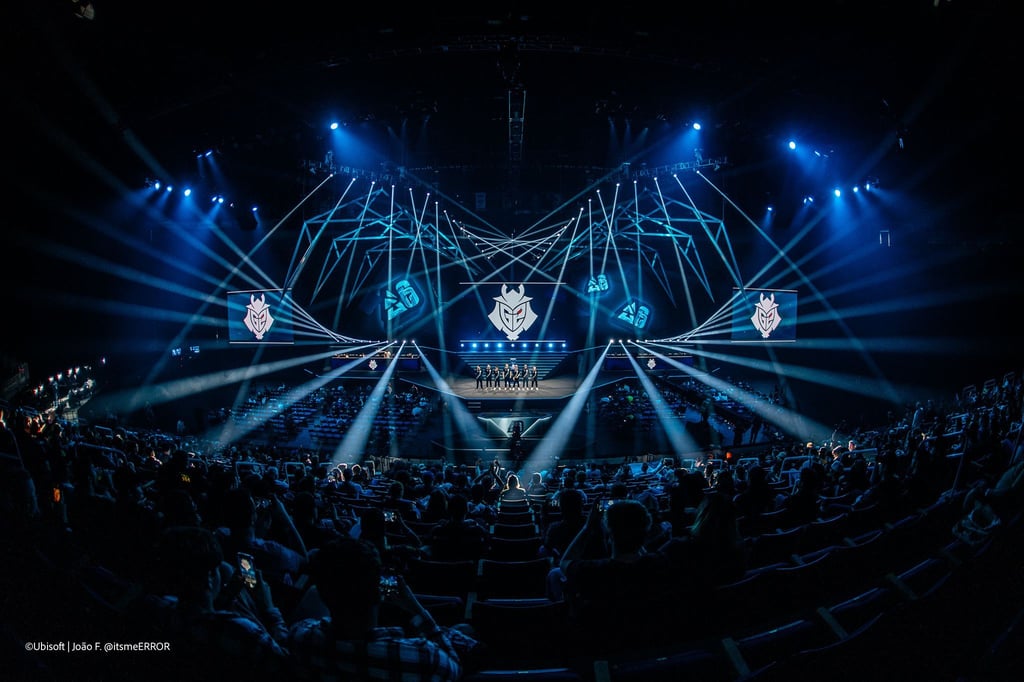Die Spieler von G2 Esports stehen auf der Bühne in Atlanta. Das Siege-Team mit Sitz in Berlin ist ins Halbfinale des Six-Majors eingezogen.