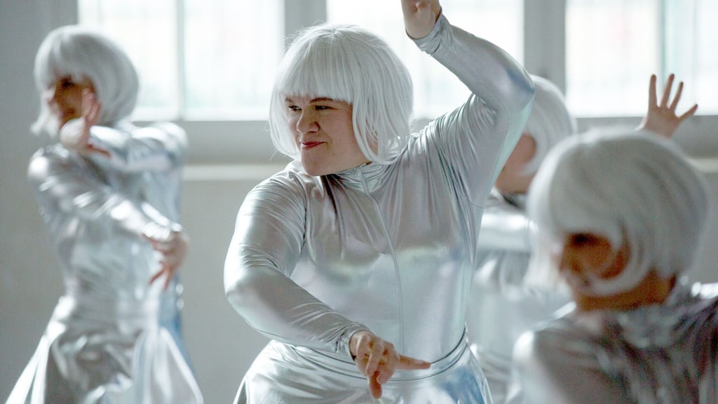 Kriminalkommissarin Alexandra Luschke (Gisa Flake, M) probt mit ihrer Tanzgruppe (Jazzy Diamonds Cottbus) für den Auftritt beim Cottbusser Karnevalsumzug.