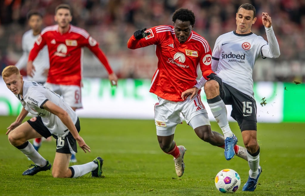 Berlins David Datro Fofana kämpft gegen Ellyes Skhiri von Eintracht Frankfurt um den Ball.
