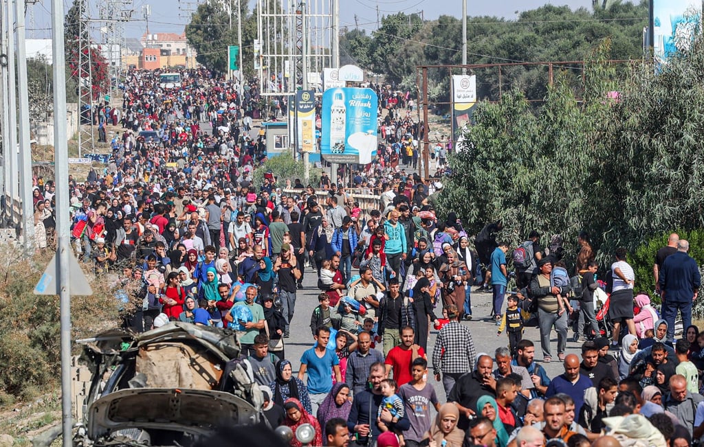 Palästinensische Familien fliehen aus Gaza-Stadt und anderen Teilen des nördlichen Gazastreifens in Richtung der südlichen Gebiete.