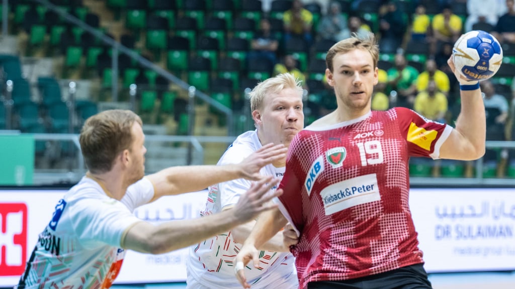 Omar Ingi Magnusson (l.) und Magnus Saugstrup gewannen mit dem SC Magdeburg das Finale gegen den Bundesliga-Rivalen Füchse Berlin – hier Mathias Gidsel (r.) – mit 34:32 nach Verlängerung.