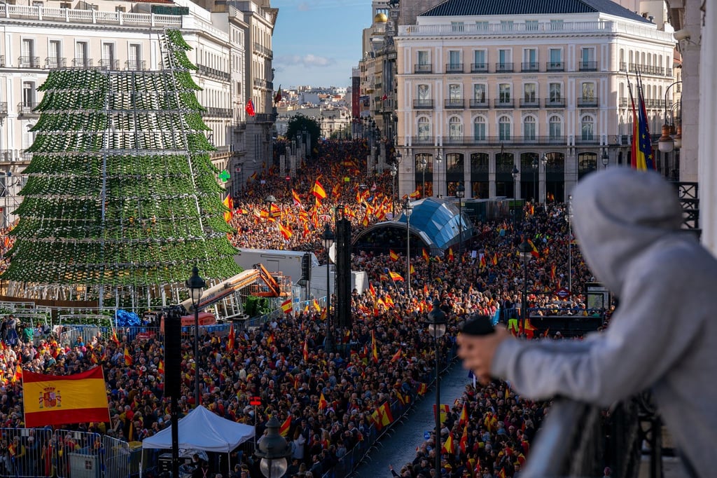 Menschenmengen versammeln sich in Madrid auf der zentralen Puerta del Sol während einer Demonstration der konservativen spanischen Volkspartei gegen die geplante Amnestie für alle von der Justiz zwischen 2012 und 2023 verfolgten „Catalanistas“.