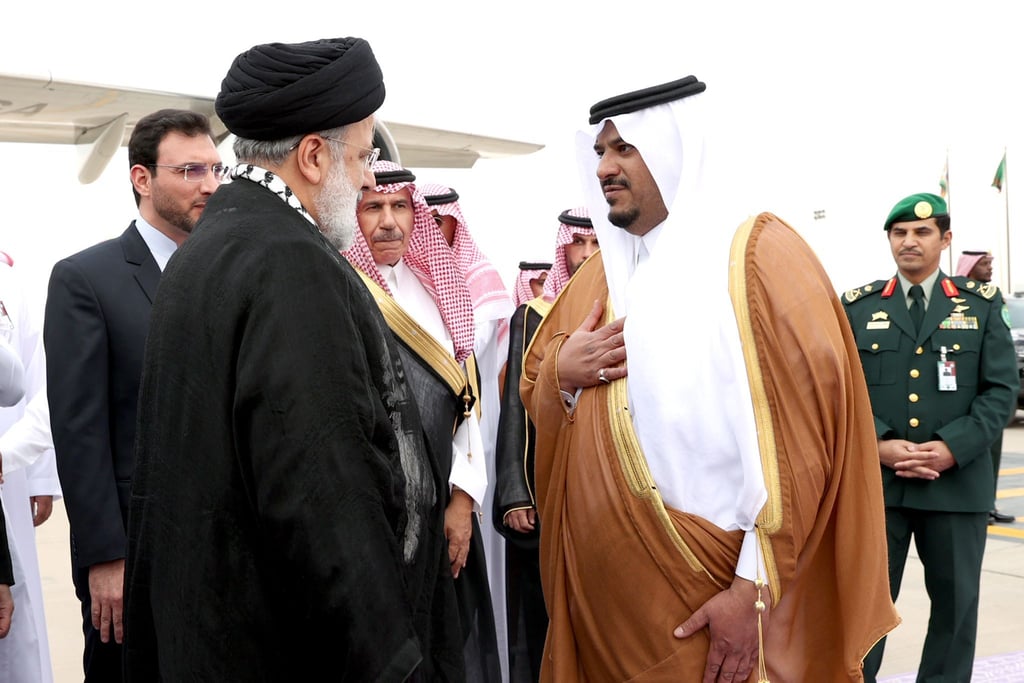 Ebrahim Raisi, Präsident des Iran, wird von einem saudi-arabischen Beamten auf dem Flughafen in Riad begrüßt.